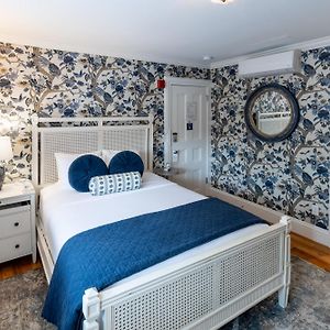 Room 3 – Deluxe Queen Room